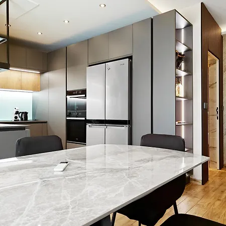 Black Diamond Apartment *